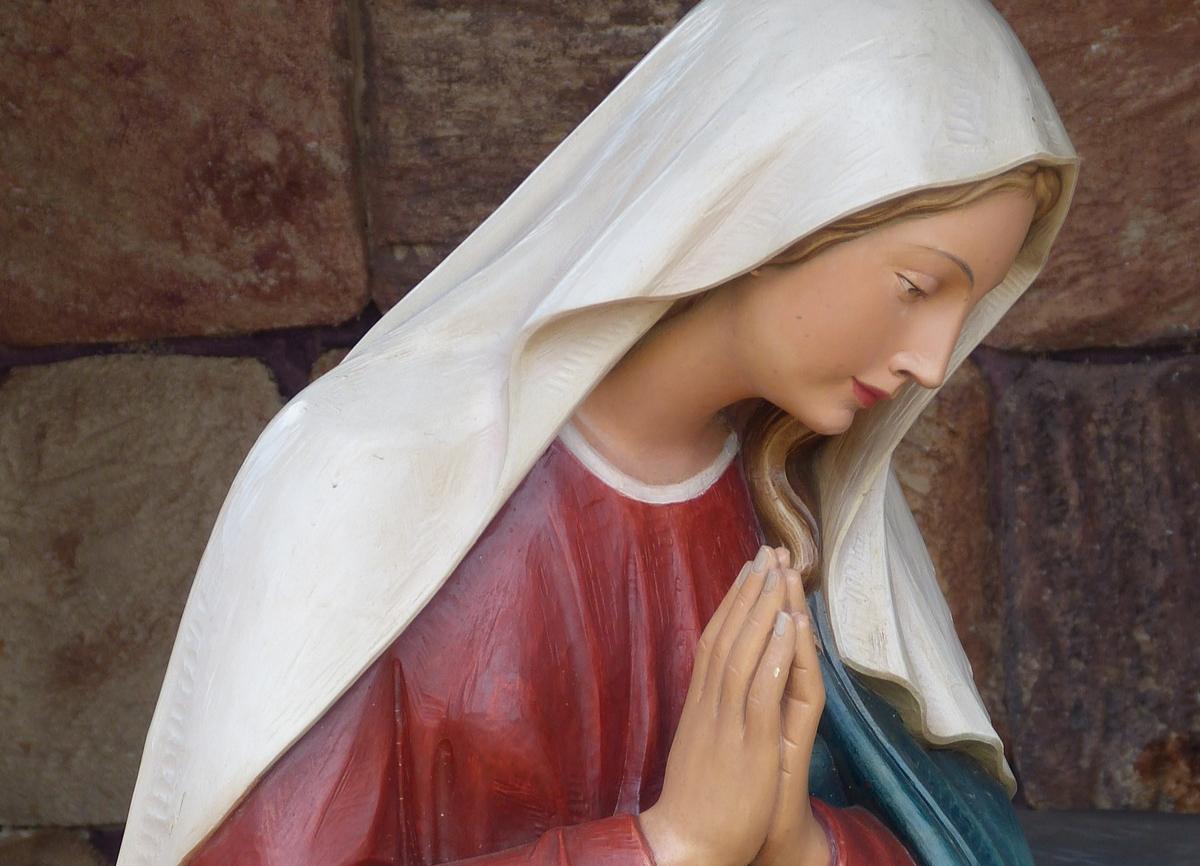 Maria, mãe que nos conduz a Deus
