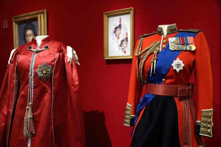 Stile elisabettiano colore dopo colore. I vestiti della sovrana non finiscono mai