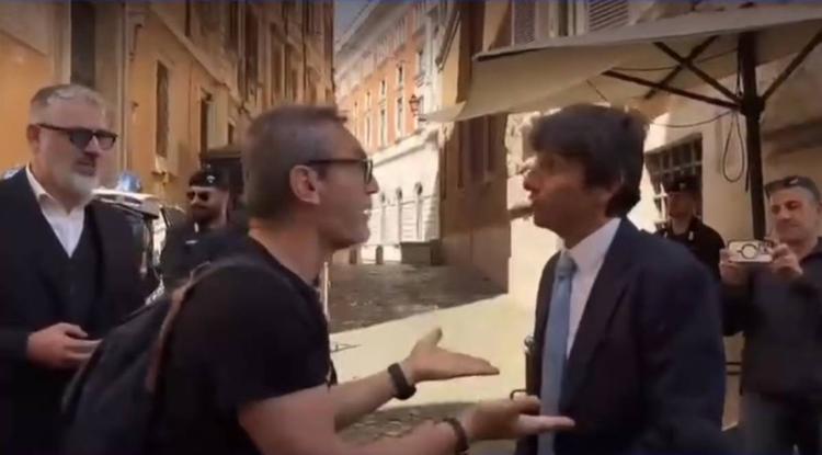 "Vergognatevi, siete degli str…". Insulti a Donzelli da parte di un militante pro-immigrazione
