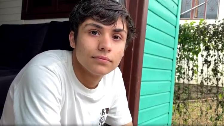'Sou muito mais feliz': quem é o jovem que vai receber R$ 100 mil após ser expulso de casa por ser gay
