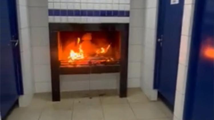 Solução inusitada contra o frio: posto de gasolina instala lareira em banheiro para aquecer motoristas no inverno gaúcho