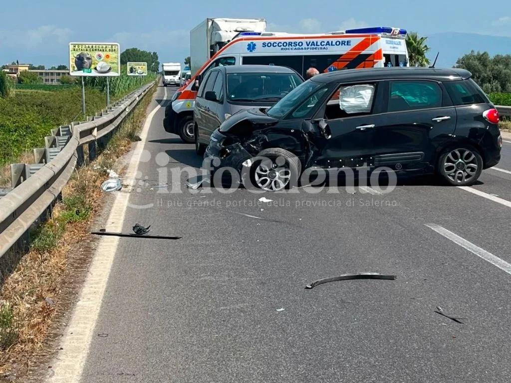 Incidente a Capaccio Paestum in località Rettifilo: tre auto coinvolte,  veicolo ribaltato. Quattro feriti in ospedale