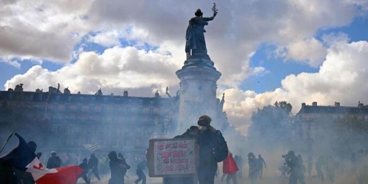 Un manifestante perde la mano per una granata della polizia a Saint-Etienne. La protesta dilaga, scontri e arresti in tutta la Francia