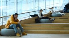 "El Estado de bienestar en un edificio": por qué son tan importantes las bibliotecas en Finlandia (y no solo para prestar libros)