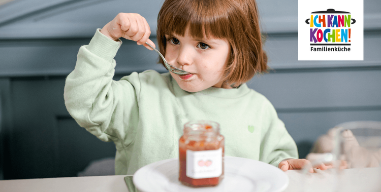  Kind isst Marmelade
