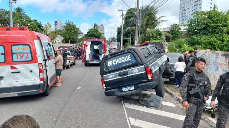 Viatura da Polícia Militar bate em carro e derruba muro, em João Pessoa