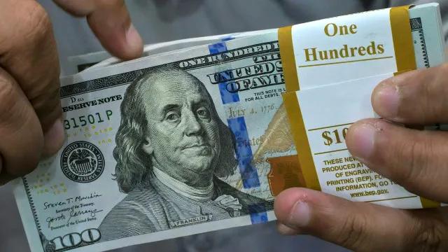 Dólar cai a R$ 4,92 e Bolsa sobe com ata do Copom e queda do petróleo