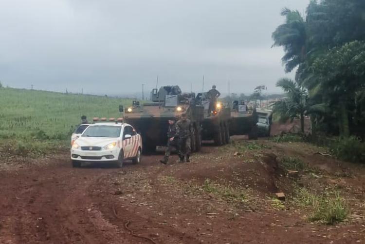Blindados do Exército são usados para transporte de postes de energia em cidade do Paraná atingida por temporal