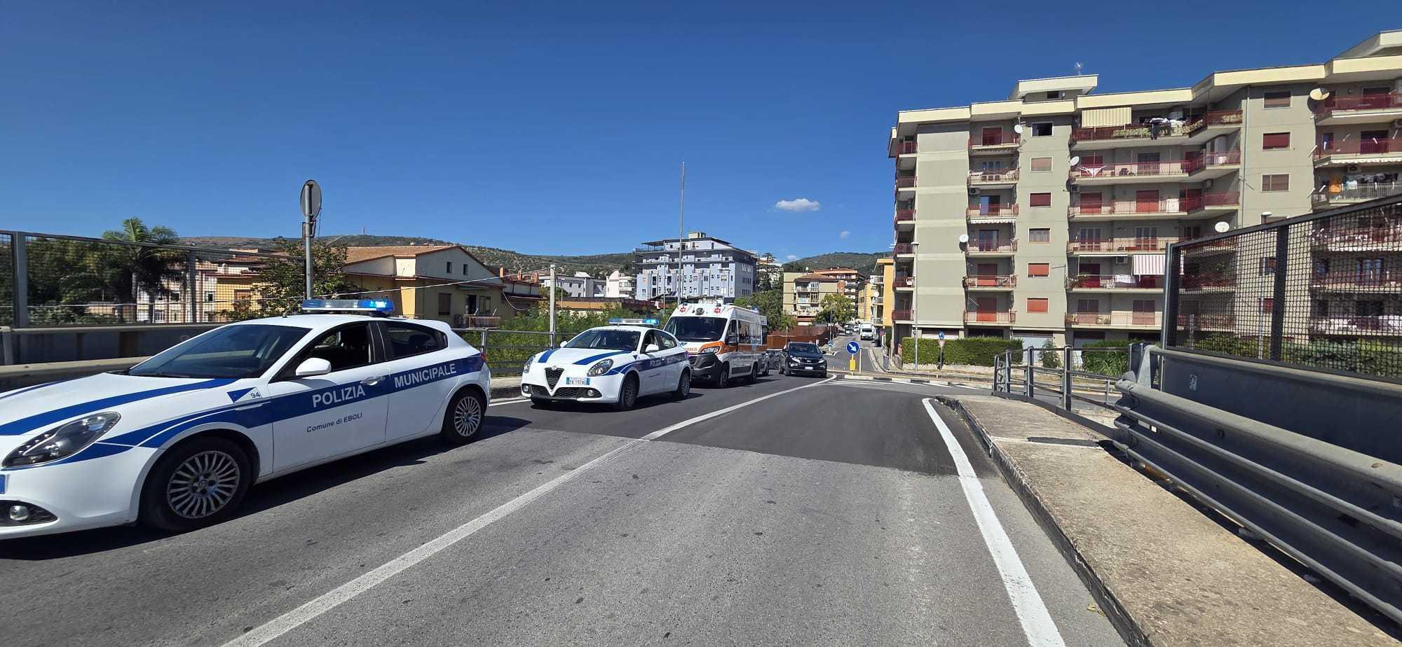Eboli, donna salvata sul ponte ferroviario: intervento decisivo della polizia