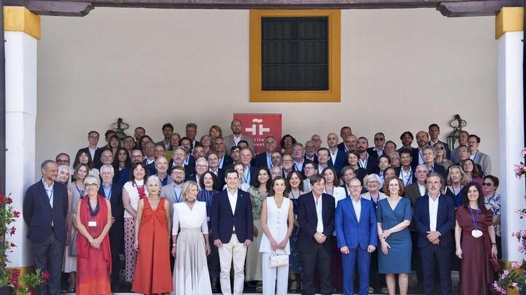 La reina Letizia preside el "gran consejo de redacción" del Instituto Cervantes: "La lengua es un compromiso con la libertad"