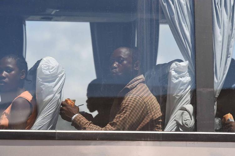 Sbarchi, il governo dimezza gli arrivi. Già rimpatriate 18mila persone