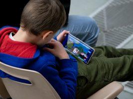 Minori e digitale. Dopo le soluzioni adottate in Australia e Francia per i social, la proposta di legge a tutela dei bimbi da 0 a 3 anni in Italia