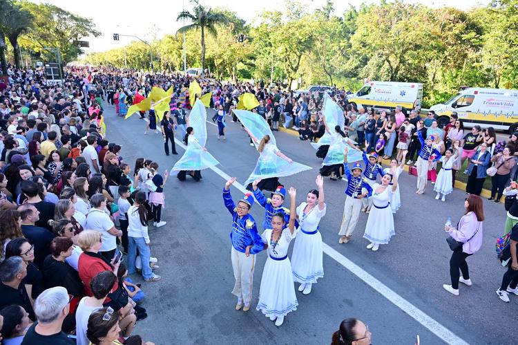 Parada reúne 5 mil dançarinos com alas coreografadas durante Festival de Dança de Joinville; VÍDEO