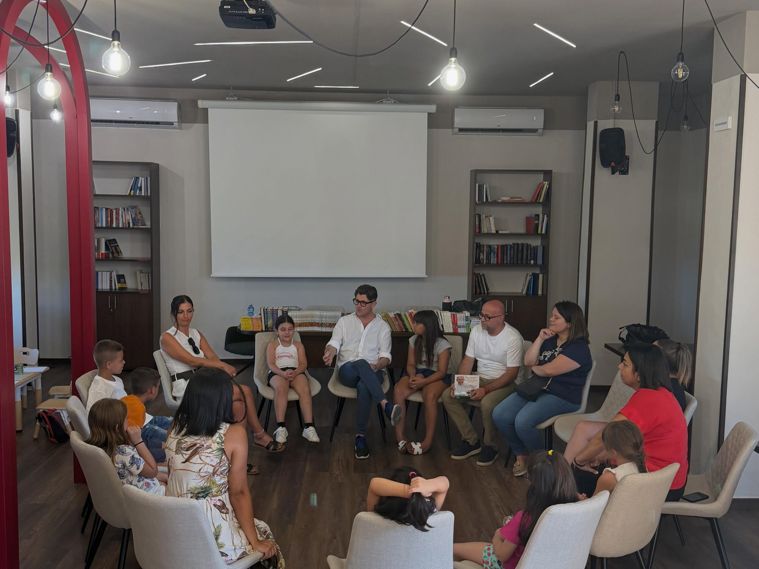 Comune di Caloveto: Ci sono fotografie che raccontano molto più di un momento.

Sedersi accanto ai bambini e ai ragazzi...