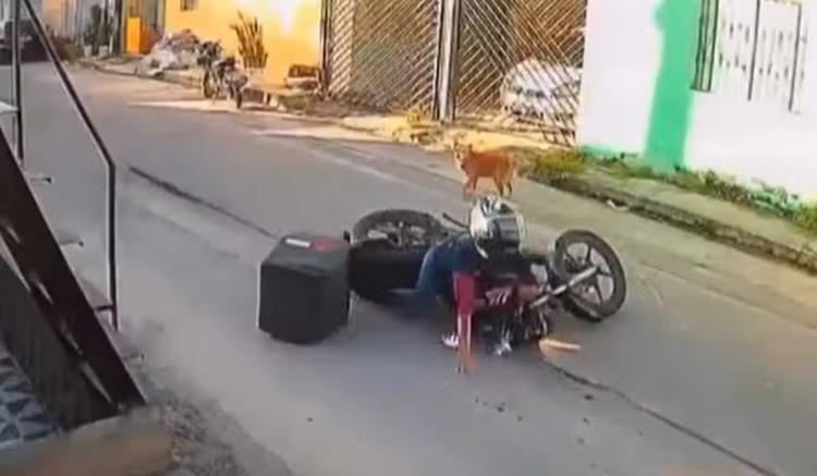 Motociclista cai em buraco e fica ferida na Zona Norte de Manaus