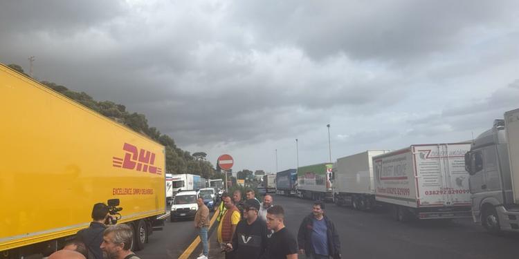 Spaccatura tra i camionisti siciliani, il Cts: "Basta minacce e gomme tagliate, vogliamo lavorare". Resta il blocco a Tremestieri