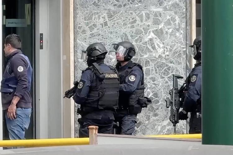 Blitz, ostaggi e fuga: la rapina da film