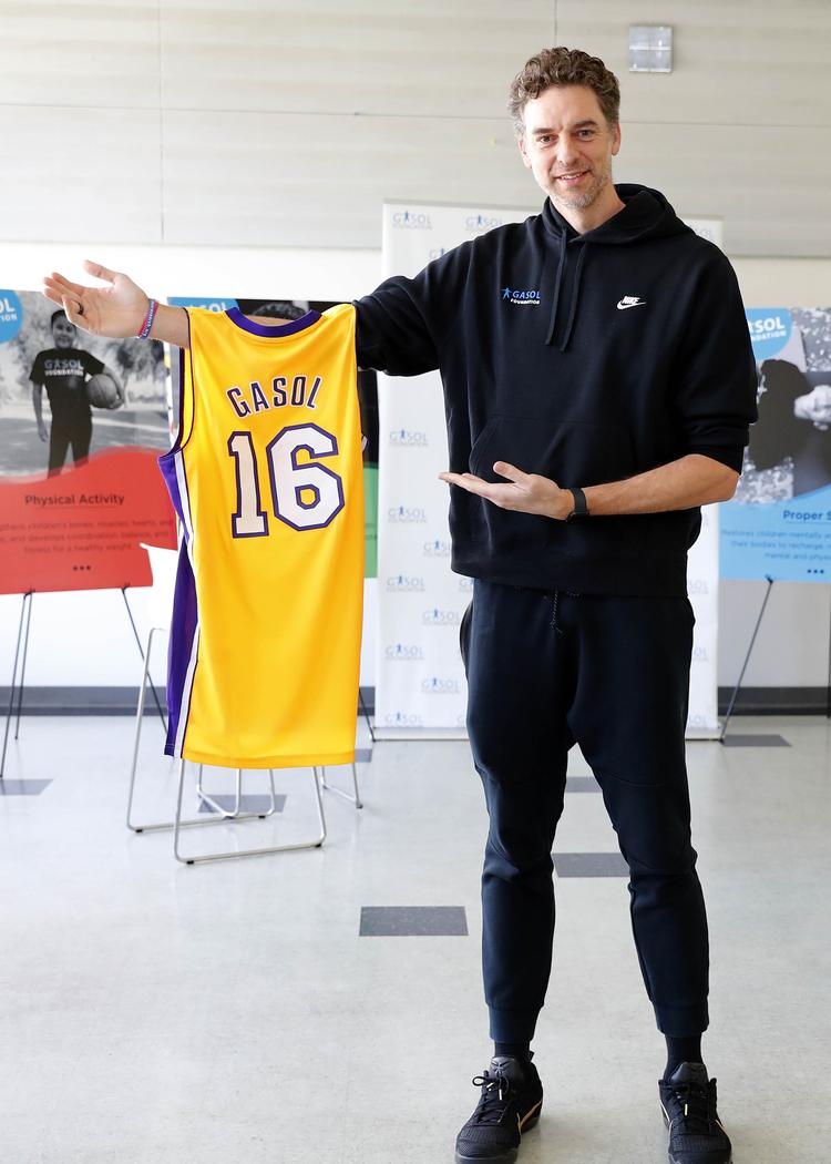 Pau entra en la historia de los Lakers: 