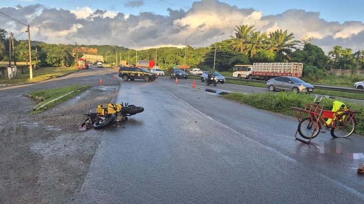 Ciclista morre após ser atropelado por carro e micro-ônibus na BR-101