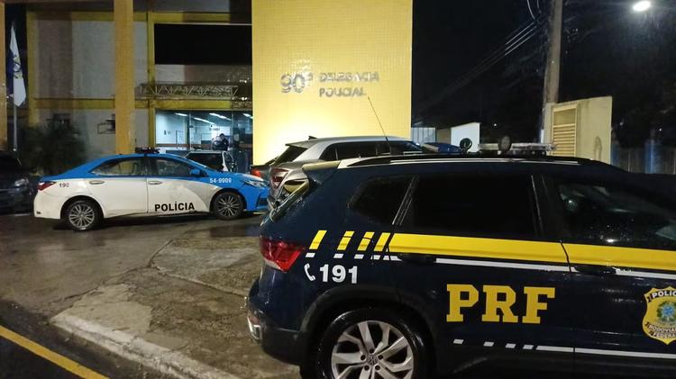 Jovem é preso após abandonar carro com 232 kg de maconha e fugir na Via Dutra, em Barra Mansa