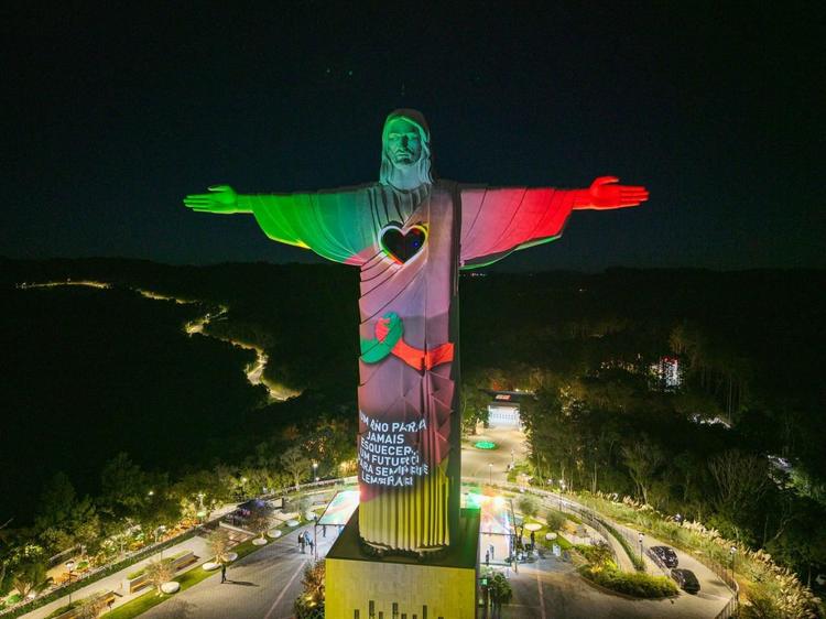 'Um ano para jamais esquecer': projeções no Cristo mais alto do Brasil marcam homenagem às 185 vítimas da enchente de 2024 no RS