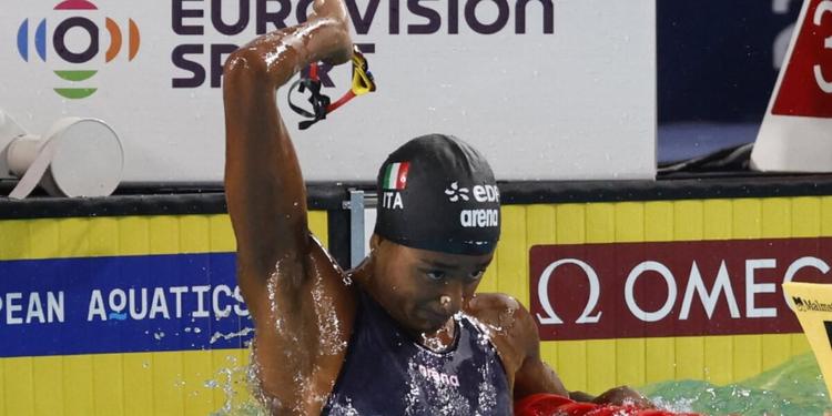 Europei di nuoto, argento per la 4x100 femminile stile libero. Ceccon e Pilato di bronzo. Record del mondo per Sara Curtis!