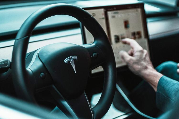 Tesla promet une mise à jour FSD pour les anciens véhicules… sans calendrier ni garanties