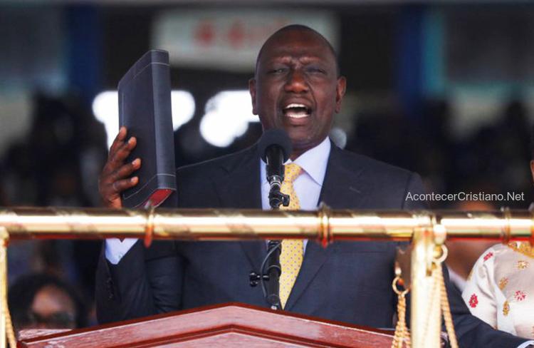 Cristiano es elegido como presidente de Kenia y asume el cargo con Biblia en mano