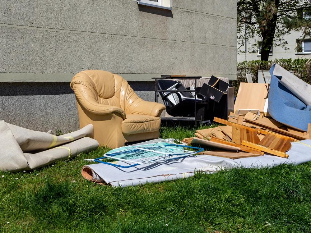 Rifiuti ingombranti a Celle di Bulgheria: cresce la protesta per i ritardi nel ritiro
