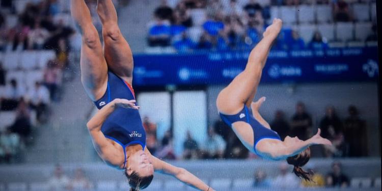 Europei di nuoto, Chiara Pellacani fa uno storico en plein: quinto oro nei tuffi sincro con Elisa Pizzini