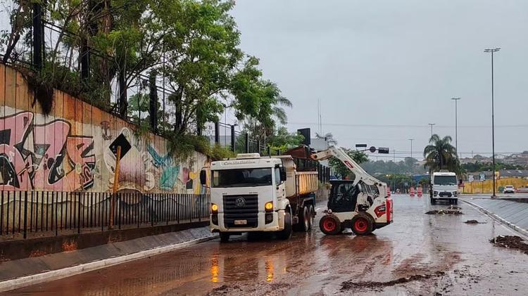 Fortes chuvas causam alagamentos e quedas de árvores no interior de SP