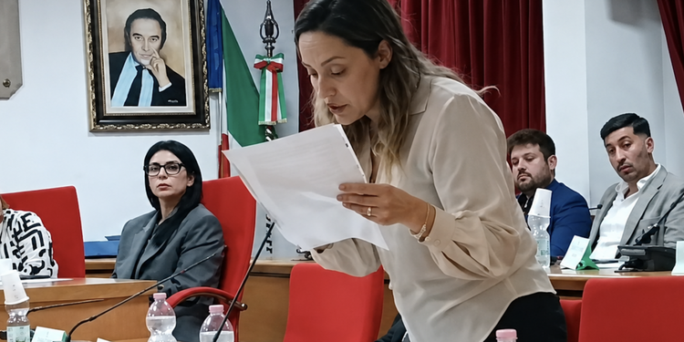 Gioia Tauro, la “benzina” di Magno incendia il Civico consesso