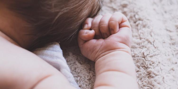 Reggio Emilia, neonato di 12 giorni intossicato da tisane per farlo rilassare: ricoverato in coma, poi salvato dai medici