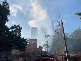 Incêndio atinge comunidade na Zona Sul de SP; 30 homens e dez viaturas do Corpo de Bombeiros estão no local
