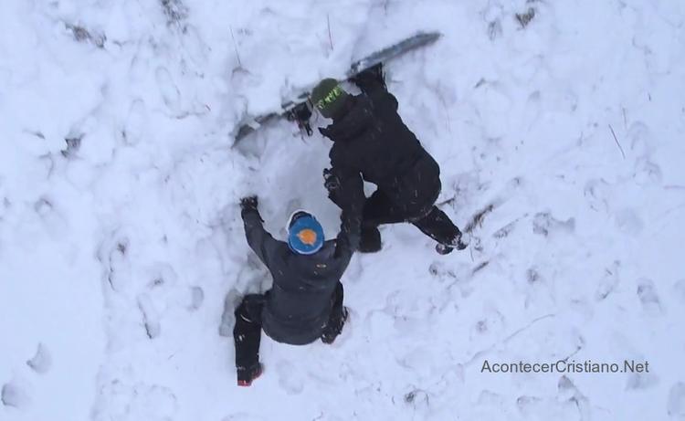 Joven rescata a hermano enterrado en avalancha de nieve tras escuchar la voz de Dios