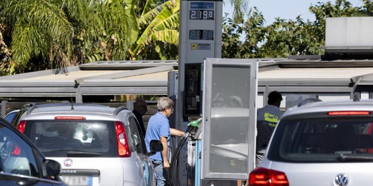 Price cap carburanti, hanno aderito oltre 10mila distributori: benzina sotto i 2 euro