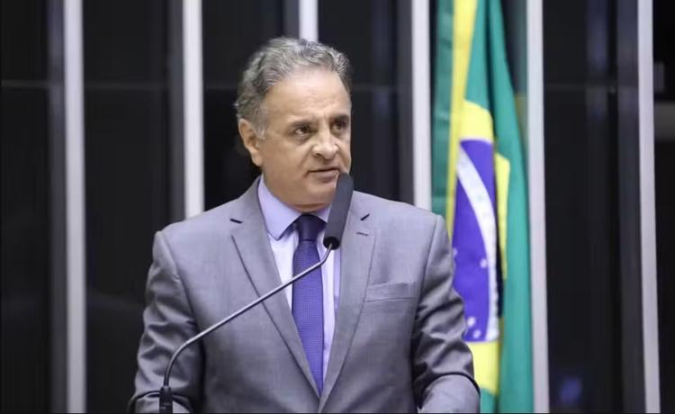 Aécio Neves deve recuar de 'aposentadoria' e disputar vaga ao Senado em MG