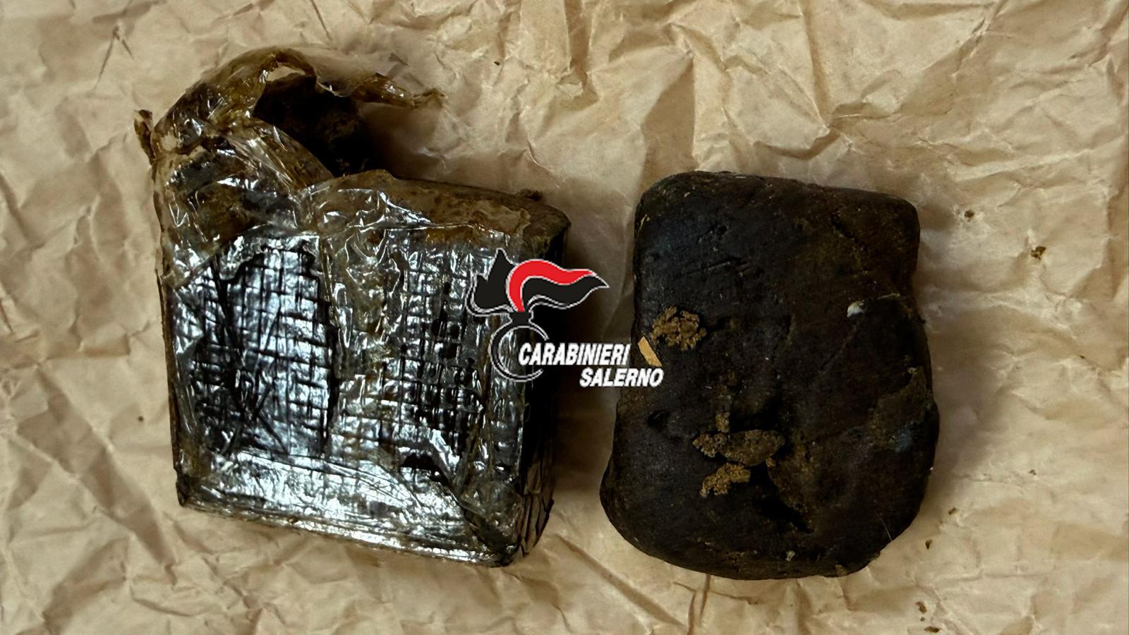 Spaccio di droga nel salernitano, Carabinieri bloccano un uomo con due panetti di hashish