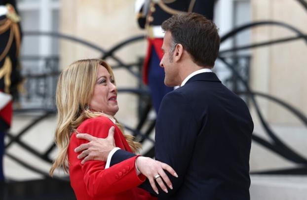 ماكرون يحرج ميلوني باحتضانه الشديد لها على هامش مؤتمر باريس