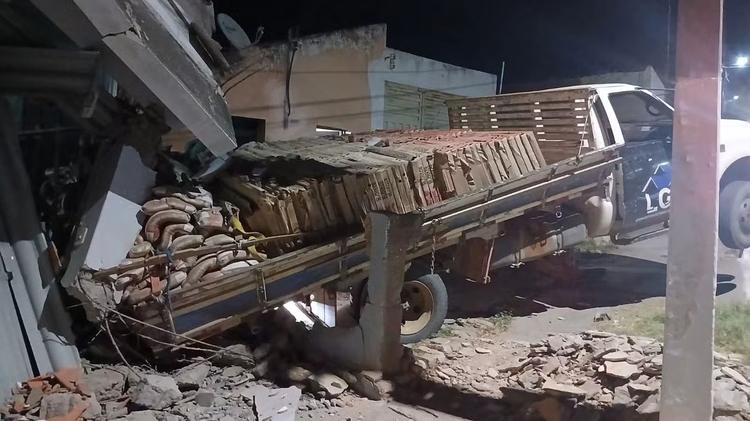 Caminhão perde força em ladeira, desce descontrolado e atinge prédio no interior do Piauí
