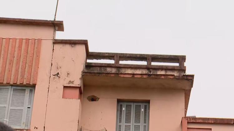 Menino cai do 4º andar, polícia encontra drogas em apartamento durante socorro e mãe e padrasto são presos no RS