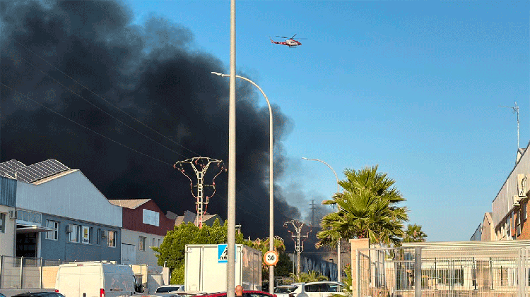 #Aspe: Sofocado el incendio en una nave industrial sin heridos ni propagación al monte