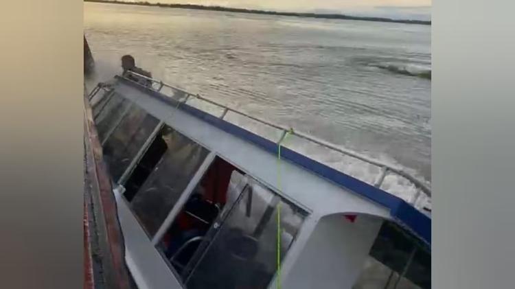 ​Em Santarém, homem perde balsa, pega lancha para tentar embarcar no rio e vai parar na água após naufrágio