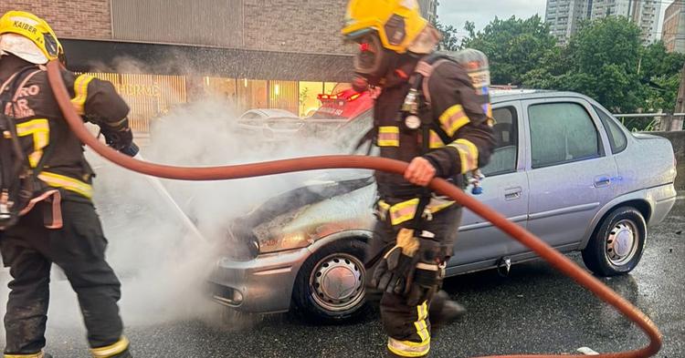 Carro pega fogo às margens da BR-101 em Itapema e mobiliza bombeiros e PRF