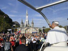 Papa in Francia: “Lourdes santuario della speranza cristiana”