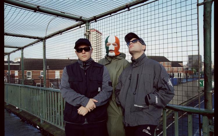 Kneecap estreia no Brasil com rap em irlandês e defesa da Palestina: 'Oprimidos pelas mesmas pessoas'