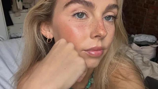 Influenciadora de 26 anos morre após batalha contra câncer raro