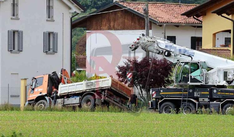loranze camion perde escavatore