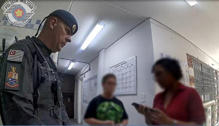 'Tive estresse pós-traumático e fiquei afastada', diz professora sobre entrada de PMs armados em escola após denúncia sobre desenhos de orixá