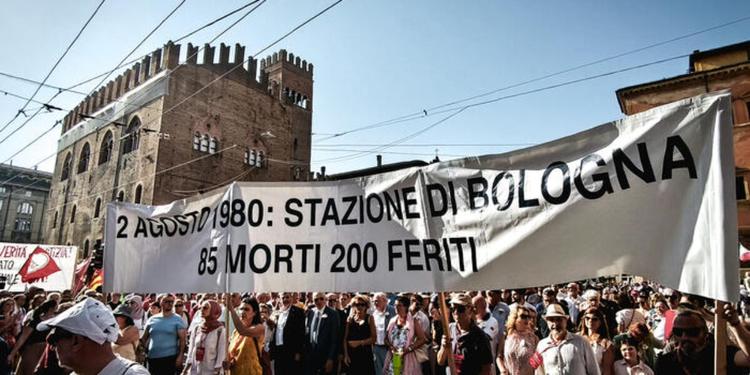 Bologna ricorda la strage del 2 Agosto, Mattarella: «La strategia neofascista voleva distruggere libertà e democrazia»